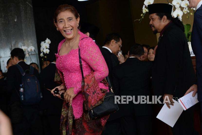 Menteri Kelautan dan Perikanan Susi Pudjiastuti bergegas untuk menghadiri Sidang Tahunan MPR, di Kompleks Parlemen, Senayan, Jakarta, Kamis (16/8).