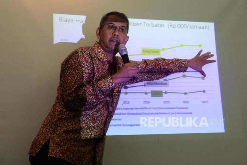 Koordinator Badan Pelaksana Pengelola Keuanga Haji Anggito Abimanyu menjelaskan Badan Pengelola Keuangan Haji (BPKH) dalam acara Indonesia Shari'a Economic Festival (ISEF) 2017 di Grand City, Surabaya, Jawa Timur, Jumat (10/11).