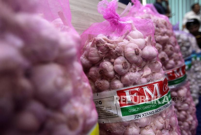 Barang bukti bawang putih yang diperlihatkan saat rilis kasus bawang putih impor di Bareskrim Polri, Jakarta, Kamis (31/5).