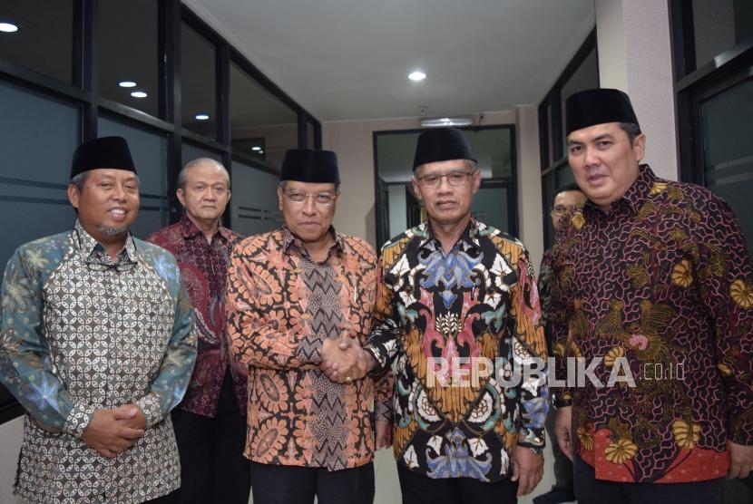 Ketua umum PBNU Said Aqil Siroj berjabat tangan dengan Ketua Umum PP Muhammadiyah Haedar Nashir sebelum makan malam sekaligus bersilahturahmi di Gedung Pusat Dakwah Muhammadiyah, Jakarta, Rabu (31/10).