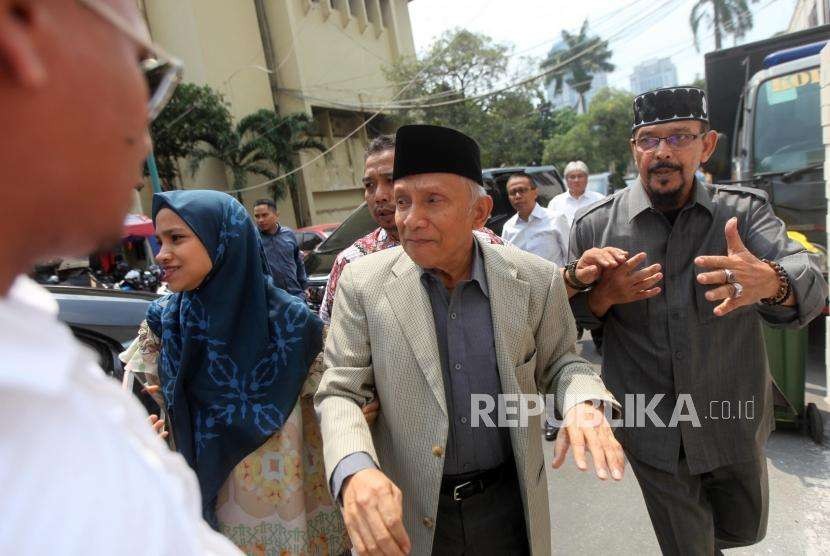 Ketua Dewan Penasihat Partai Amanat Nasional (PAN) Amien Rais didampingi putrinya, Tasniem Fauzia Rais, saat tiba untuk menjalani pemeriksaan di gedung Direskrimum, Mapolda Metro Jaya, Jakarta, Rabu (10/10).