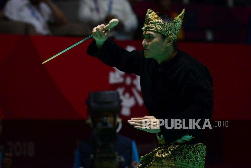 Pesilat Indonesia Sugianto saat tampil pada pertandingan cabang olahraga silat Asian Games 2018 kategori tunggal putra di Padepokan Pencak Silat TMII, Jakarta, Rabu (29/8).