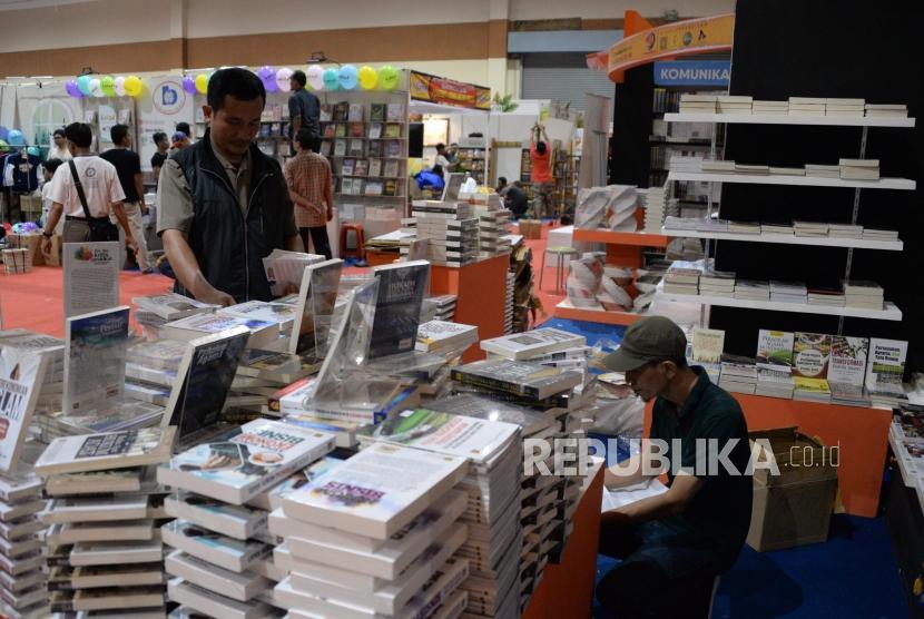 Persiapan IBF 2019. Pekerja menata buku-buku yang akan di jual dalam acara Islamic Book Fair 2019 di Jakarta Convention Center (JCC), Jakarta, Selasa (26/2). 