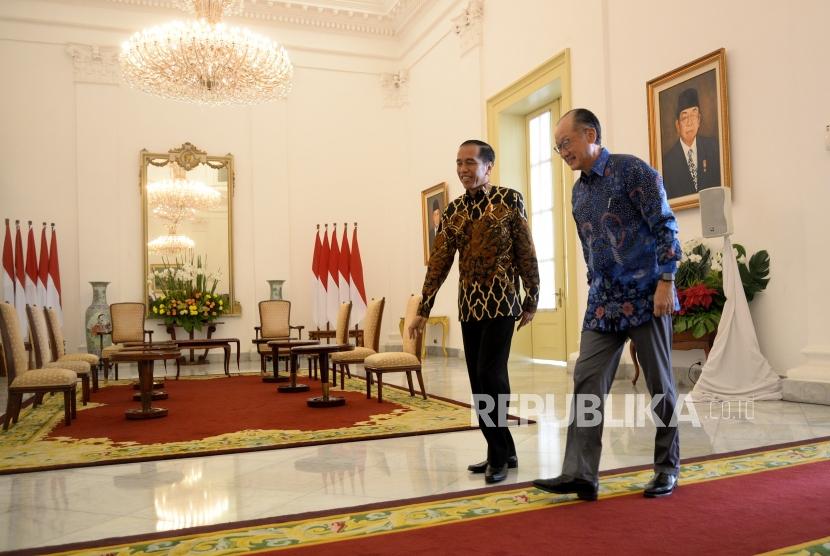 Presiden Terima Presiden Bank Dunia. Presiden Joko Widodo (kiri) menerima kunjungan Presiden Bank Dunia Jim Yong Kim di Istana Kepresidenan Bogor, Jawa Barat, Rabu (4/7).