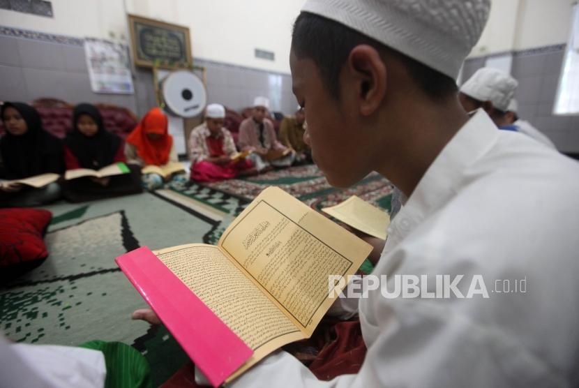 Sejumlah santri mengaji kitab kuning di Pesantren Ilmu Alquran Al Misbah, Jalan Bahari, Jakarta, Jumat (25/5).