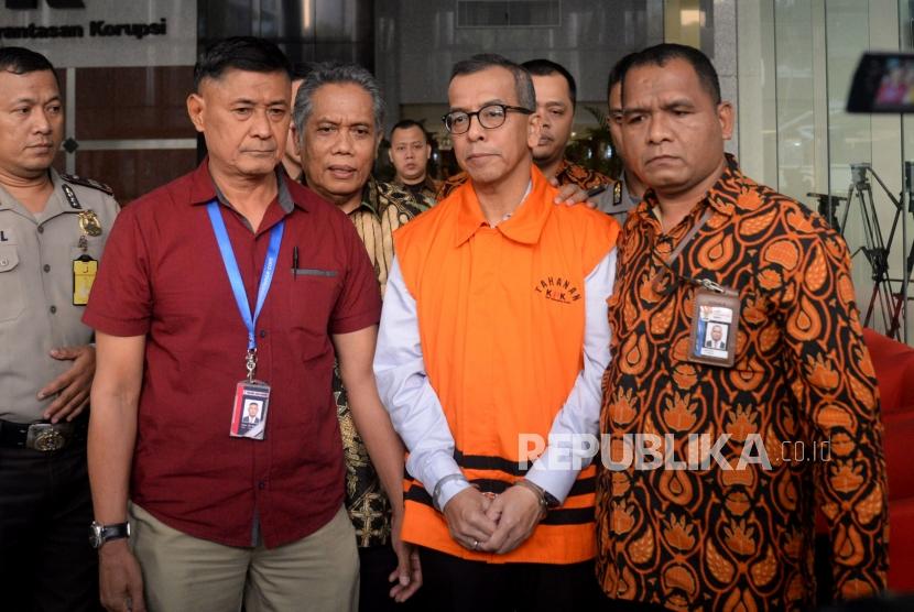 Mantan Direktur Utama PT Garuda Indonesia Emirsyah Satar mengenakan rompi tahanan usai menjalani pemeriksaan, di Gedung KPK, Jakarta, Rabu (7/8).