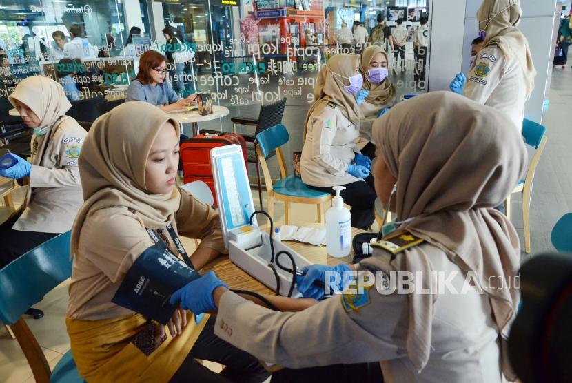 Dalam rangka peringatan Hari Tuberkulosis (TBC) petugas Kantor Kesehatan Pelabuhan (KKP) Kelas II Bandung melakukan pemeriksaan kepada pegawai  kafe, di Bandara Husein Sastranegara, Kota Bandung, Senin (9/4).