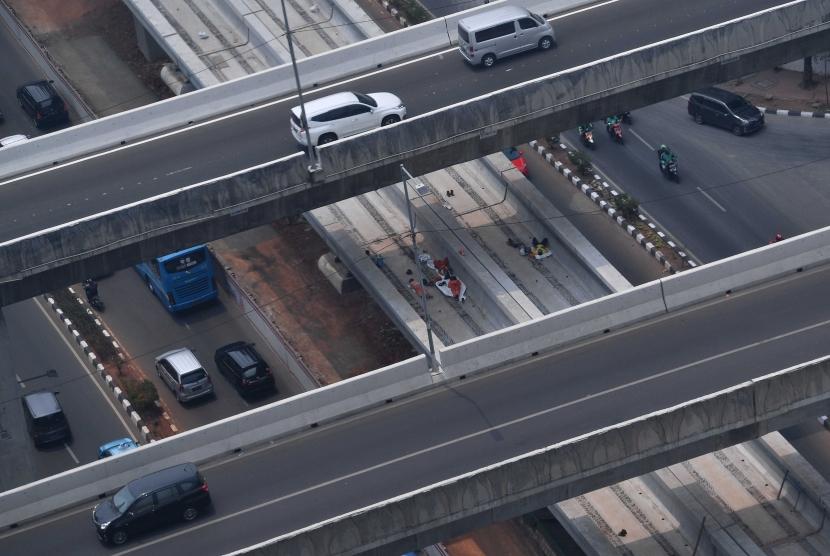 Sejumlah pekerja beristirahat di atas bangunan proyek infrastruktur LRT di Jalan Rasuna Said, Jakarta Selatan, Kamis (5/9/2019).