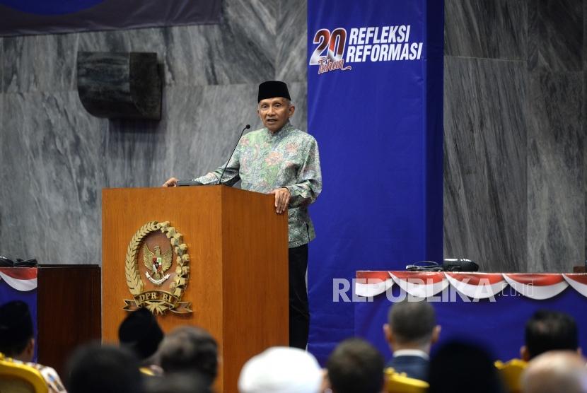 Refleksi Reformasi. Tokoh Reformasi Amien Rais memberikan paparan saat 20 Tahun Refleksi Reformasi di Komplek Parlemen Senayan, Jakarta, Senin (21/5).