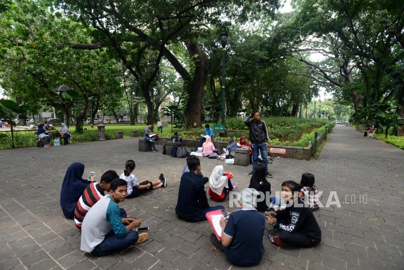 Sejumlah warga beraktivitas di Taman Suropati, Menteng, Jakarta, Ahad (16/12).
