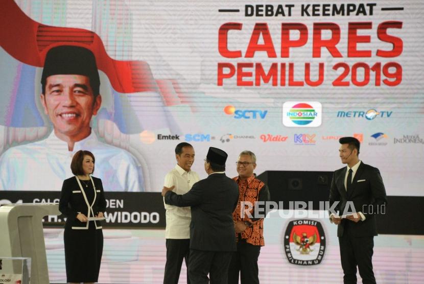 Capres No 01 Joko Widodo bersama Capres No 02 Prabowo Subianto dan ketua KPU Arief Budiman saat debat keempat Capres 2019 di Hotel Shangri-La, Jakarta, Sabtu (30/3).
