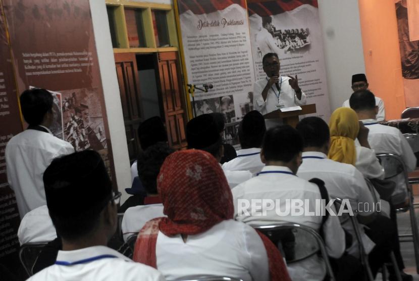 Deklarasi IAJ. Sejumlah peserta alumni Jerman saat menghadiri kegiatan deklarasi Ikatan Alumni Jerman di Aula Museum Perumusan Naskah Proklamasi, Menteng, Jakarta Pusat, Jumat (10/11).