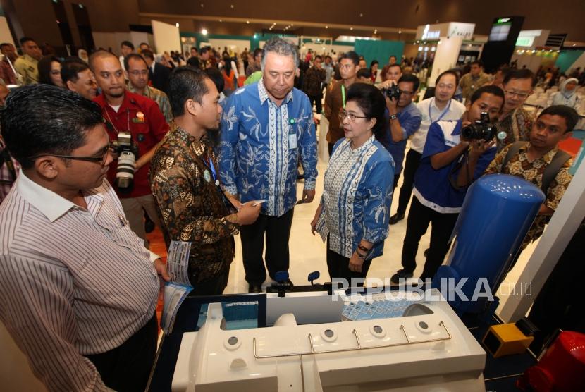 Menteri Kesehatan Nila F Moeloek (kanan) bersama dan Sekjen Kemenkes Untung Suseno Sutarjo (tengah) meninjau alat kesehatan saat pembukaan acara Pameran Pembangunan Kesehatan dan Teknologi Alat Kesehatan Dalam Negeri 2017 di JIEXPO Kemayoran, Jakarta, Kamis (9/10).