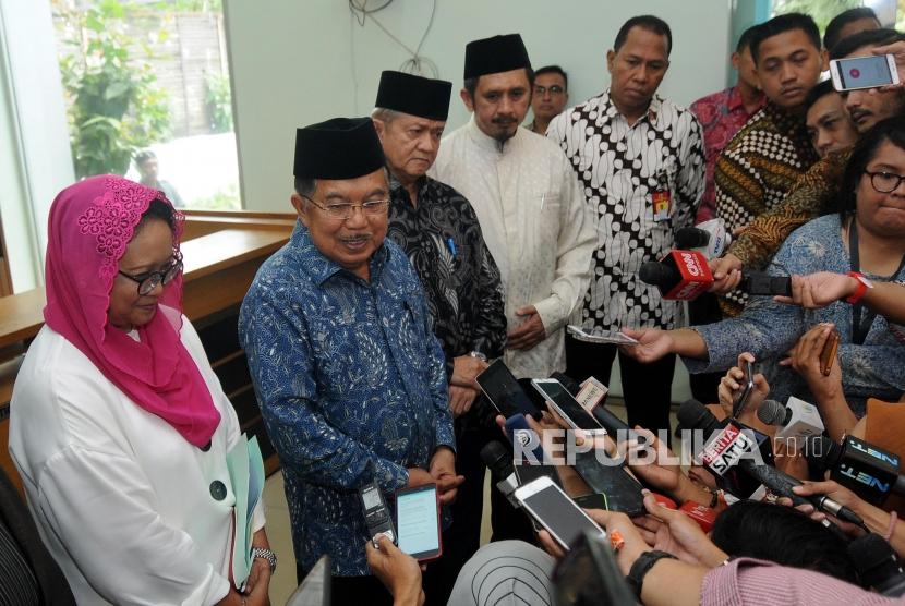 Menteri Luar Negeri Retno LP Marsudi, Wakil Presiden RI Jusuf Kalla, Sekjen MUI Anwar Abbas dan Wakil Ketua Umum MUI Zainut Tauhid (dari kiri) memberikan pernyataan usai melakukan pertemuan di Kantor MUI, Jakarta, Selasa (3/6).