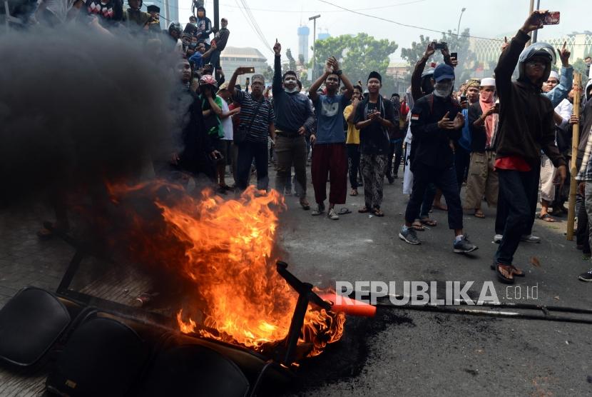 Sejumlah massa aksi membakar ban di Jalan Jatibaru Raya, Tanah Abang, Jakarta, Rabu (22/5).