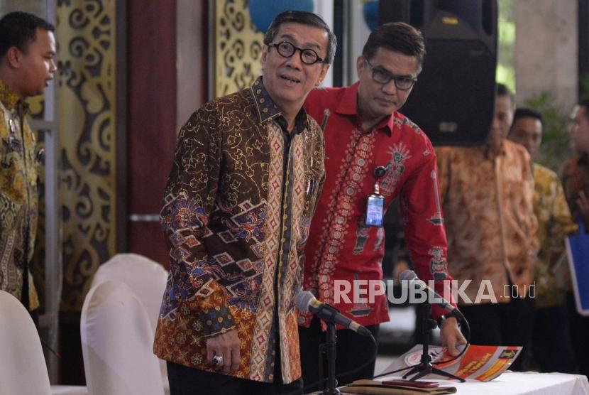 Menteri Hukum dan HAM Yasonna Laoly bersiap memberikan keterangan pers di Jakarta, Jumat (20/9).