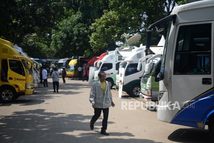 Warga melakukan penukaran uang pecahan kecil di Lapangan IRTI Monas, Jakarta, Senin (13/5).