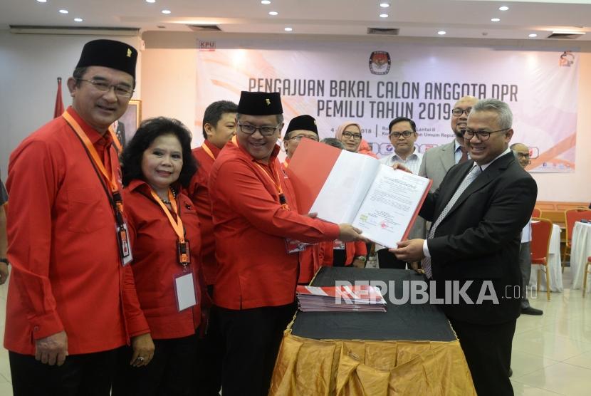 Pendaftan Caleg Pemilu. Ketua KPU Arief Budiman (kanan) menerima berkas dari Sekjen PDIP Hasto Kristiyanto di kantor KPU, Jakarta, Selasa (17/7).