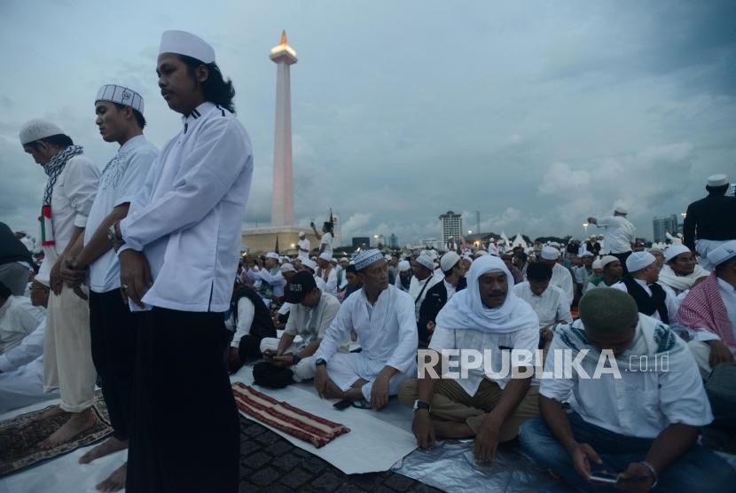 Shalat Maghrib Berjamaah. Sejumlah umat muslim bersiap melaksanakan shalat Maghrib berjamaah di Monas, Jakarta, Kamis (21/2).
