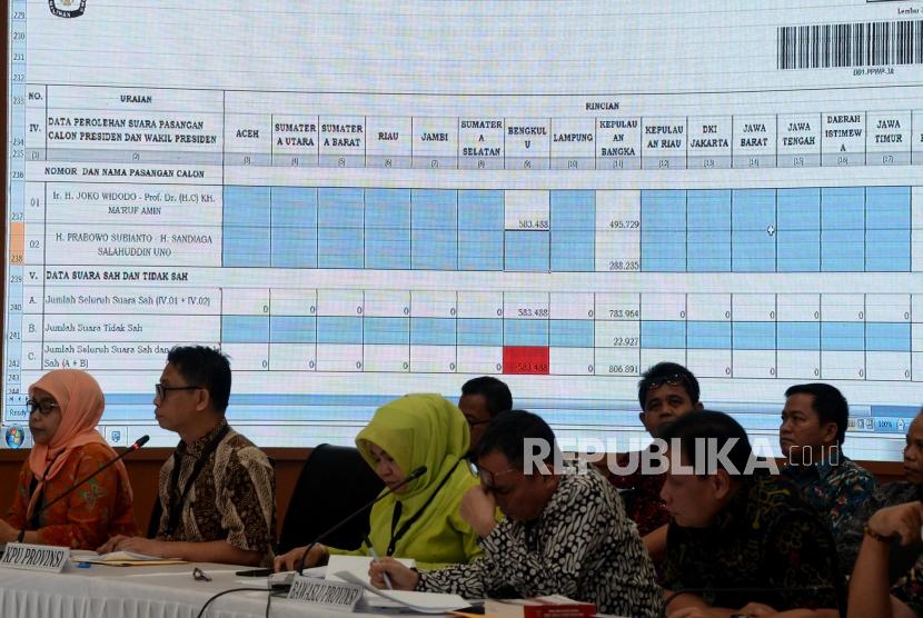 Sejumlah perwakilan KPU dan Bawaslu Provinsi saat menghadiri Rapat Pleno Rekapitulasi Hasil Penghitungan dan Perolehan Suara Tingkat Nasional Dalam Negeri dan Penetapan Hasil Pemilu 2019 di kantor KPU, Jakarta, Ahad (12/5).