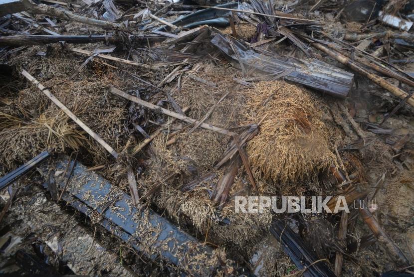 Ikatan padi (pocong) bercampur lumpur akibat longsoran tanah di  dusun Cimapag, Desa Sinaresmi, Cisolok, Sukabumi, Jawa Barat, Selasa (1/1).