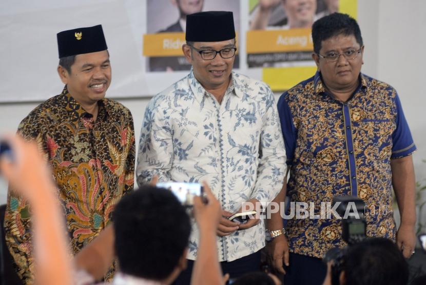 Bupati Purwakarta Dedi Mulyadi bersama Walikota Bandung Ridwan Kamil dan Ketua DPD Demokrat Jawa Barat Irfan Suryanegara saat hadir dalam dialog terbuka di Auditorium PJS UI, Depok (Ilustrasi)