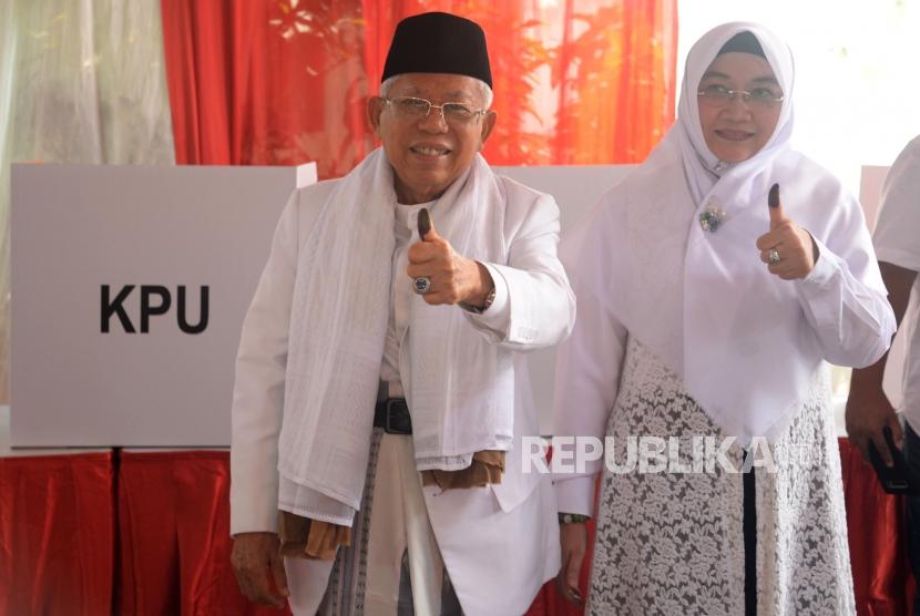 Cawapres No Urut 01 Ma'ruf Amin saat mengunakan hak suaranya dalam pemilu 2019 di TPS 051, Koja, Jakarta, Utara, Rabu (17/4).