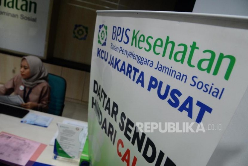 Petugas melayani warga di kantor Badan Penyelanggara Jaminan Sosial (BPJS) Kesehatan KCU Jakarta Pusat, Rabu (1/11).