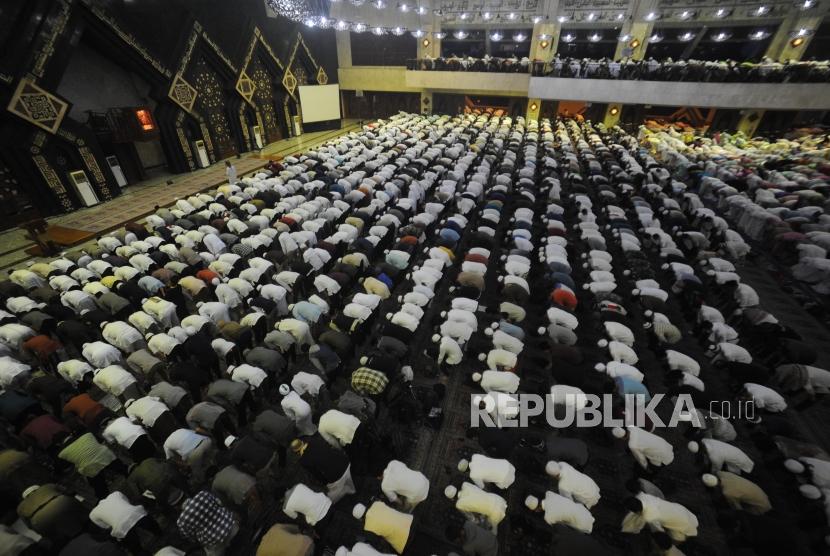 Ribuan umat muslim peserta Dzikir Nasional 2017 menunaikan shalat Maghrib berjamaah dengan imam Muzammil Hasballah di Masjid At-tin, Jakarta, Ahad (31/12).