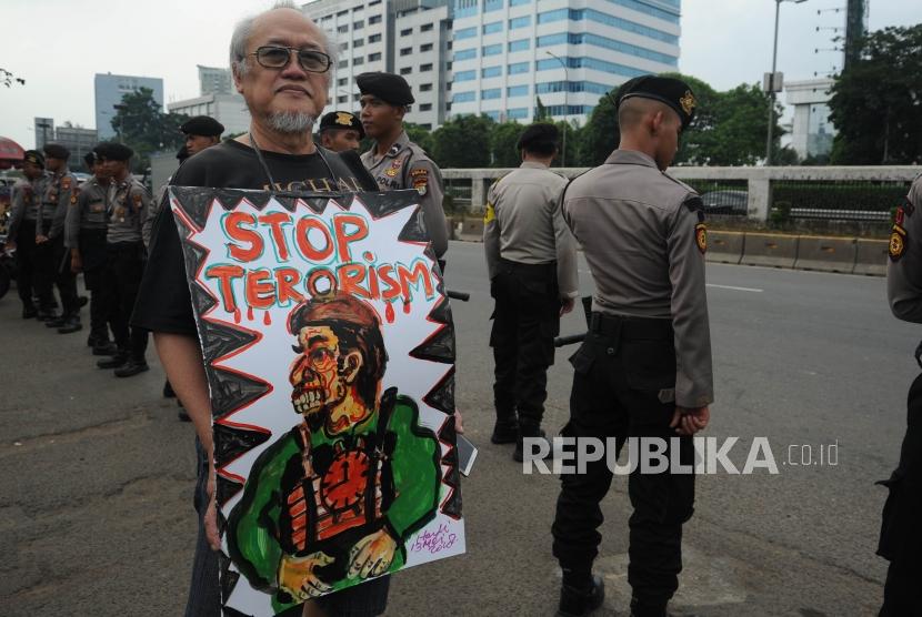 Perwakilan Gerakan Rakyat Nusantara Anti Terorisme saat  melakukan aksi  di halaman depan  DPR RI, Rabu (16/5).