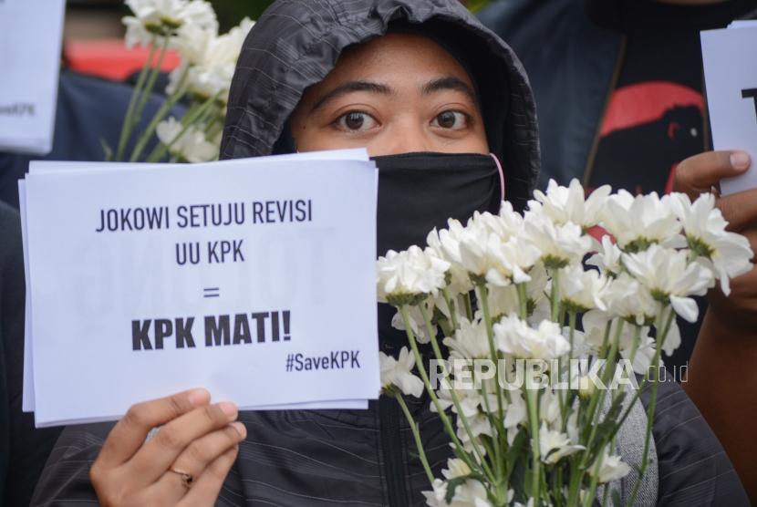 Pegawai Komisi Pemberantasan Korupsi (KPK) melakukan aksi Seribu Bunga SaveKPK saat gelaran Hari Bebas Kendaraan Bermotor (HBKB) di Kawasan Bundaran HI, Jakarta, Ahad (8/9/2019).