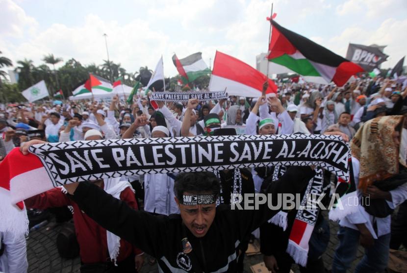 Hundred thousand of Muslims participate in Action to Defend Palestine 115 at National Monument (Monas) area, Central Jakarta, on Friday (May 11).