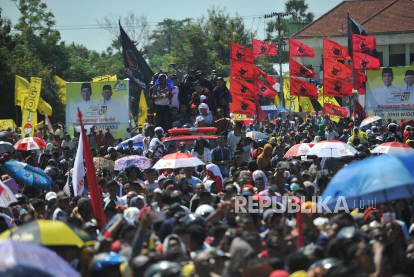 Pendukung pasangan calon presiden nomor urut satu Joko Widodo-Ma'ruf Amin mengikuti kampanye terbuka di Lapangan Sitarda, Kupang, Nusa Tenggara Timur, Senin (8/4).