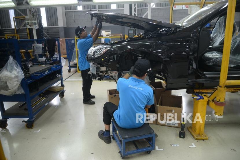 Peluncuran Varian Mercedes Benz. Proses perakitan mobil Mercedes Benz di Pabrik Perakitan Mercedes Benz Wanaherang, Bogor, Jawa Barat, Selasa (11/12).