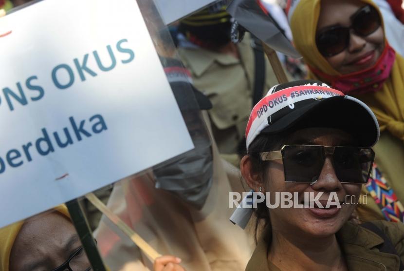 Masa aksi yang tergabung dari  Forum Honorer K2 Indonesia  ikut dalam aksi unjuk rasa di hari buruh   di Jakarta, Selasa (1/5).