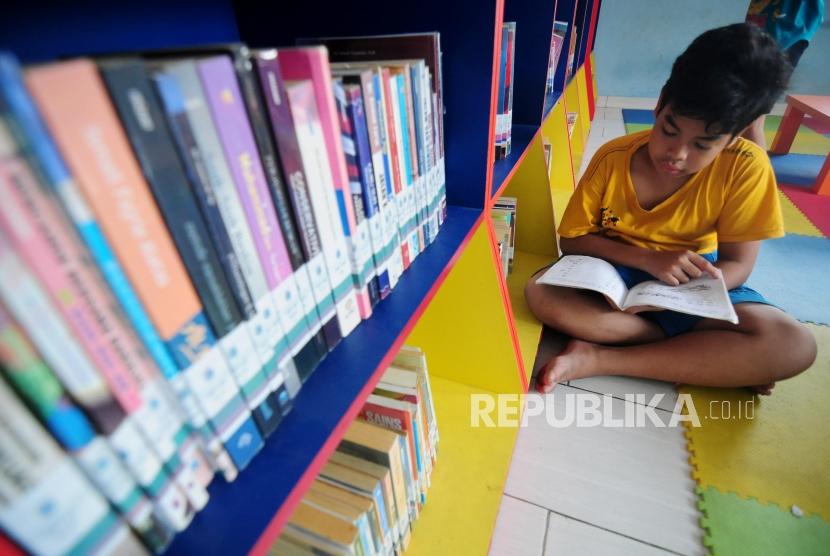 Sejumlah anak-anak membaca buku di Perpustakaan RPTRA Bahari, Jakarta.