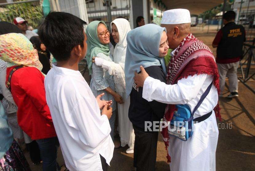 Jamaah Haji Indonesia Kloter Pertama Debarkasi Jakarta Pondok Gede (JKG) berpelukan dengan keluarganya saat tiba di Asrama Haji Pondok Gede, Jakarta, Selasa (28/8).