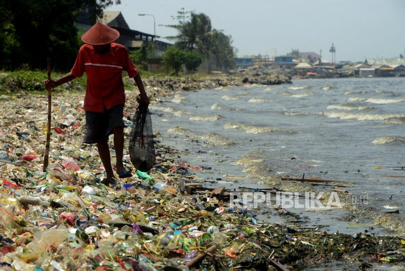 Muhammad Lasri (73) searches for plastic waste to be sold in Cilincing, North Jakarta, Thursday (Nov 22).
