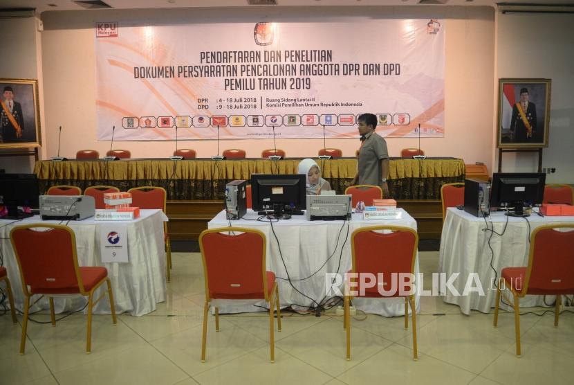 Sejumlah panitia beraktivitas saat pendaftaran dan penelitian dokumen persyaratan pencalonan bakal calon anggota legislatif Pemilu Tahun 2019 di Gedung KPU RI, Jakarta, Rabu (4/7).