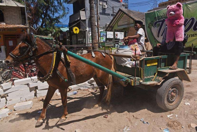 Warga membawa barang miliknya di atas gerobak di Gili Trawangan, Lombok Utara, NTB, Kamis (9/8).