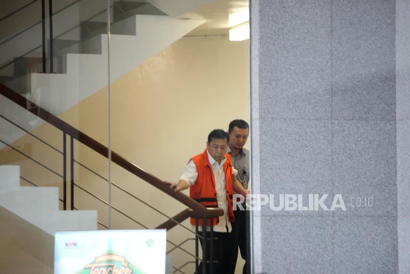 Tersangka kasus korupsi KTP elektronik Setya Novanto berjalan untuk menjalani pemeriksaan di gedung KPK, Jakarta, Selasa (21/11).