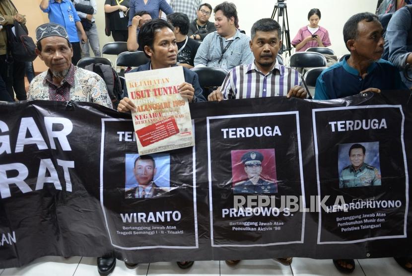 Perwakilan Korban Talangsari mendatangi Komnas HAM di Jakarta. Presiden Jokowi akan mengunjungi korban kasus HAM berat di Aceh dan Talangsari.