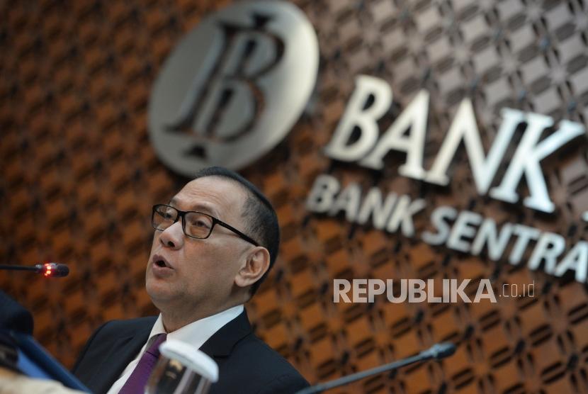 BI Naikkan Suku Bunga Acuan. Gubernur Bank Indonesia Agus Martowardojo bersama jajaran deputi Gubernur Bank Indonesia menggelar konferensi pers usai Rapat Dewan Gubernur di Bank Indonesia, Jakarta, Kamis (17/5).