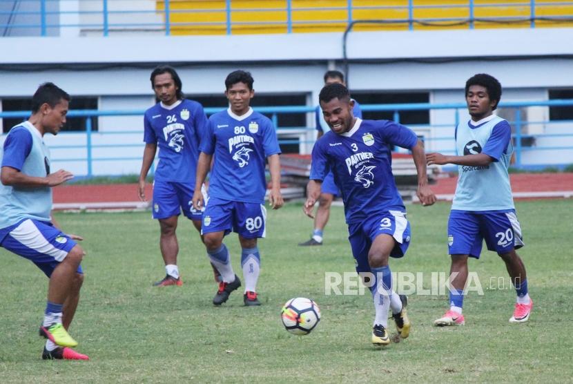 Para pemain persib berlatih di Lapangan Sport Jabar Arcamanik, Kota Bandung, Selasa (14/5) sore. 