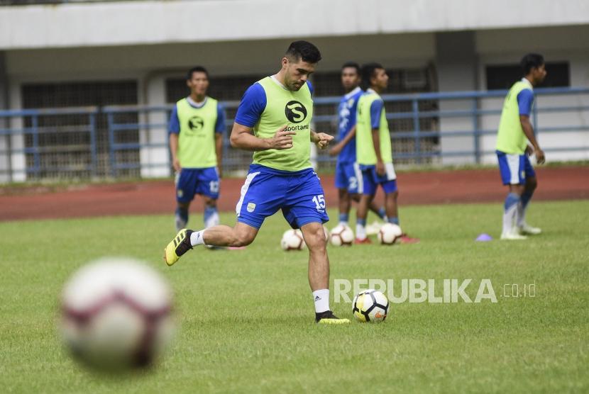 Bek Persib Bandung Fabiano Beltrame mengikuti sesi latihan di Stadion Gelora Bandung Lautan Api, Kota Bandung, Ahad (24/3).