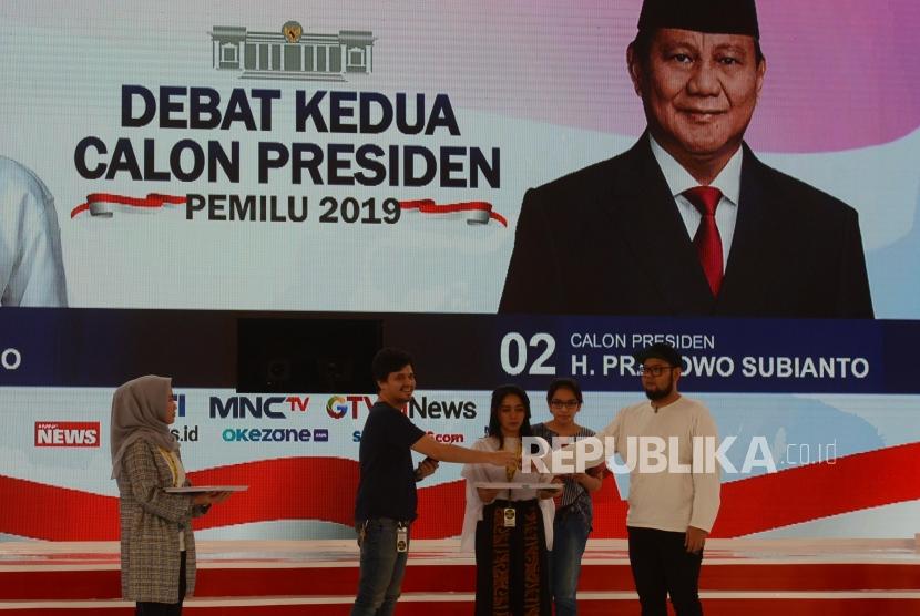 Suasana gladi kotor debat kedua Pilpres 2019 di Ballroom Hotel Sultan, Senayan, Jakarta, Sabtu (16/2).