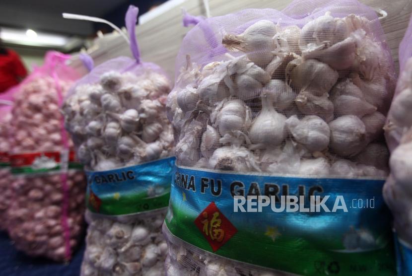 Barang bukti bawang putih yang diperlihatkan saat rilis kasus bawang putih impor di Bareskrim Polri, Jakarta, Kamis (31/5).