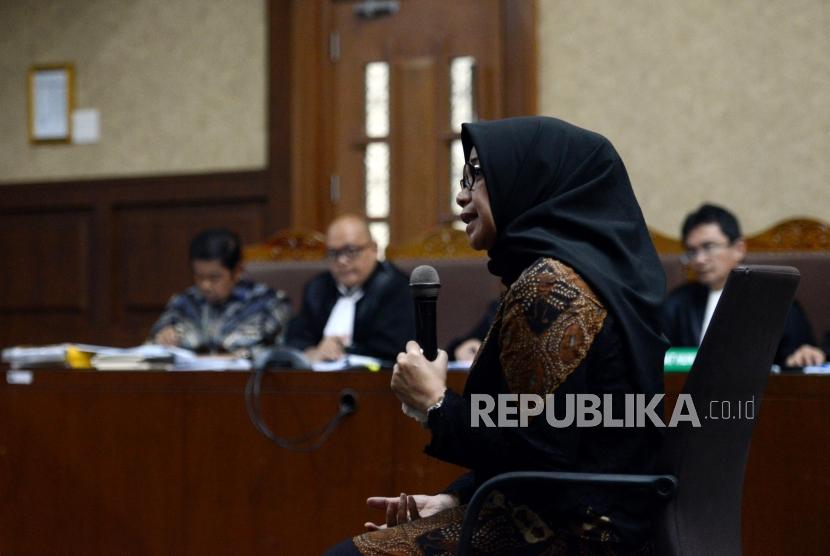 Mantan Wakil Ketua Komisi VII DPR RI Eni Maulani Saragih memberikan keterangan saat menjalani sidang pada kasus dugaan suap proyek PLTU Riau-1 dengan terdakwa Idrus Marham di Pengadilan Tipikor, Jakarta, Selasa (29/1).