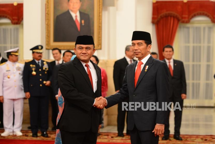 Pelantikan Kepala BNN. Kepala Badan Narkotika Nasional (BNN) Heru Winarko (kiri) menrima ucapan selamat dari Presiden Joko Widodo usai pengambilan sumpah jabatan di Istana Negara, Jakarta, Kamis (1/3).