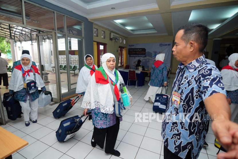 Sejumlah calon jamaah haji tiba di Asrama Haji Pondok Gede, Jakarta, Kamis (19/7).